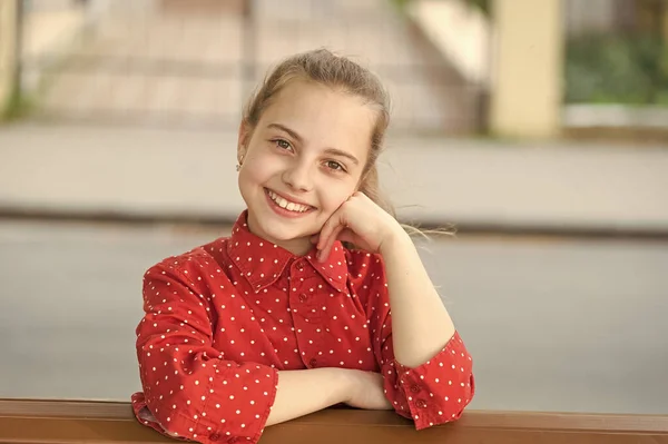 Lycklig dag. Le mitt bästa tillbehör. Flicka bekymmerslöst barn. Leende passar henne. Internationella barnens dag. Skrattar hela dagen. Lycka glädje och roligt koncept. Kid långt hår lyckligt leende ansikte. Sommarlov — Stockfoto