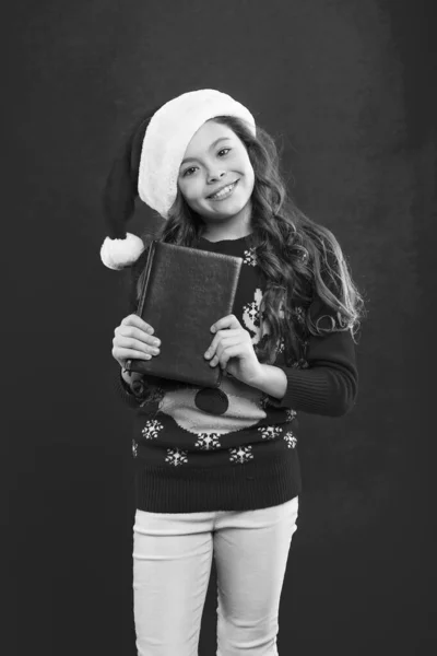Маленька дівчинка в червоному капелюсі Санти. Новорічна вечірка. Діти Санта-Клауса. Різдвяні покупки. Щасливі зимові свята. Маленька дівчинка. Подарунок для Xmas. Різдвяна надія твоя це все про веселих. Дитинство — стокове фото
