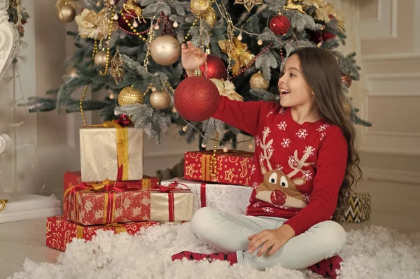 明けましておめでとう。クリスマス。子供では、休暇をお楽しみください。クリスマスに小さな幸せな女の子。クリスマス前に朝。年末年始。子供女の子クリスマス プレゼントが好きです。クリスマスの楽しみ。ツリーを飾る — ストック写真