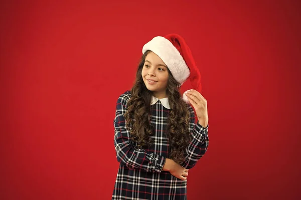 Regalo para Navidad. Infancia. Compras de Navidad. Fiesta de año nuevo. Chico Santa Claus. Niña con sombrero rojo de santa. Felices fiestas de invierno. Niña pequeña. Nuestras tradiciones. Me encanta la Navidad. — Foto de Stock