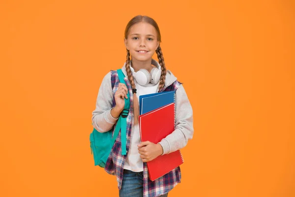 Educación moderna. Educación privada. Adolescente con mochila y libros. Motivado y diligente. Una colegiala con estilo. Niña pequeña colegiala de moda llevar mochila. Colegiala vida diaria. Club escolar — Foto de Stock