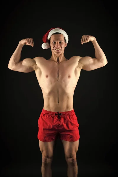 Sporcu adam santa şapka giymek. Seksi atletik maço kas göğüs Noel Baba şapkalı. Kötü kız olsaydım. Yakışıklı Noel kavramı. Maço kas gövde güvenle poz. Noel Baba yetişkin kızlar için — Stok fotoğraf