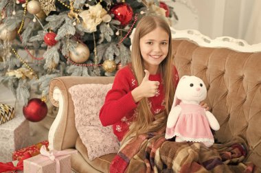 Çok beğendim. Küçük kız sevimli tavşana Noel ağacı kadar yaşasın. Küçük kız tavşan oyuncak tutun. Yumuşak oyuncak ile küçük çocuk oyun. Küçük çocuk mevcut ile gülümseyen mutlu. En iyi Noel oyuncak