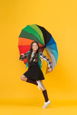 Bilgiye doğru. Sonbahar hava tahmini. Yağmurlu bir Eylül. Sırt çantalı kız öğrenci. Günlük okul kızı hayatı. Şemsiyeli kız. Yağmurlu bir gün. Mutlu bir çocukluk. Şemsiyeli mutlu kız öğrenci.