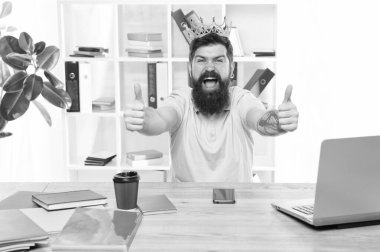 Office kralı. Bölüm Başkanı. Adam Yöneticisi işadamı girişimci aşınma altın taç sakallı. Üst yönetici merkez ofisi. Zafer zevk emin patron. Baş ve patron kavramı. Büyüklük kompleksi
