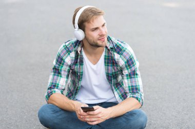 Ses kitabı konsepti. Eğitim teknolojisi. E öğreniyor. Herhangi bir yerde çalış. Dünya çapında bilgi erişimi. Ses kütüphanesi. Öğrenmenin başka bir yolu. Yakışıklı üniversite öğrencisi kulaklıkları. Çevrim içi öğrenim