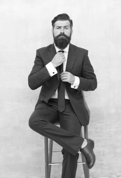 Ajustez la cravate. Succès et motivation pour le succès. Homme d'affaires barbu porter costume à la mode. Homme d'affaires manager tenue formelle. Concept d'entreprise. Je me sens confiant. Image maker pour les hommes d'affaires — Photo