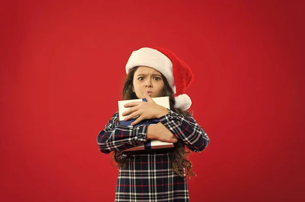 戴红帽子的小女孩。圣诞购物。寒假快乐淘气的小女孩圣诞节的礼物。童年。新年派对。圣诞老人的孩子。它是我的 — 图库照片