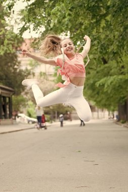 Enerjik çocuk. Uzun yürüyüş için enerji tasarrufu. Enerji dolu. Kız kaygısız çocuk. Çocuk uzun saç yürüme keyfini çıkarın. Yaz tatilleri. Küçük çocuk yürümekten hoşlanır. Sağlık, iyi ruh hali ve pozitif enerji