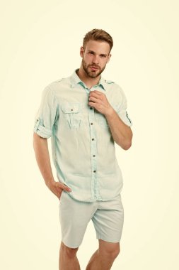 Hangi erkek ilk buluşmayı giymeli? Sakallı maço, randevu için kıyafet hazırlıyor. Rahat bir tarz. Taze gömlek konsepti. Tarz ilhamı ve tavsiye. Sıradan bir kıyafet. Tarzına güvenen