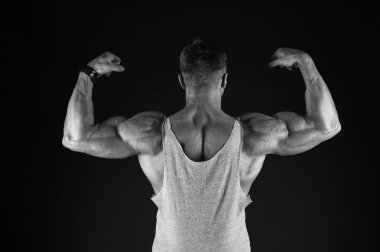Güçlü atletik fitness adam. Vücut geliştirme eğitimi. Güç ve motivasyon. Spor başarısı. Sporda başarılı. Formda kalın. Vücut geliştirme yaşam tarzı. Olgun sporcu. Vücut geliştirme konsepti