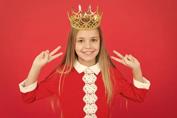 Felicidad infantil. niña feliz sobre fondo rojo. Niña pequeña. Educación escolar. familia y amor. Día de los niños. Buena crianza. Cuidado de niños. Pequeña reina en corona. Mira esto. . — Foto de Stock