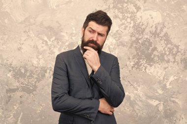 Ofis için şık günlük kıyafetler. Tarz ve statü sahibi bir adam. Acımasız manken. İş adamları moda tarzında. Erkek giyim ve moda konsepti. Yakışıklı sakallı iş adamı resmi takım elbise giyer.