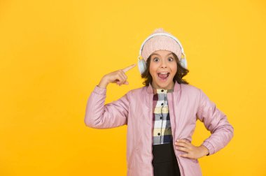 Duyuyor musun? Kız dinleme şarkısı. Ses kursu. Modern teknolojiler. Okul kitabını dinliyorum. Öğrenmek için dijital teknolojiler. Kulaklıklı kız öğrenci duygusal çocuğu. Öğrenim teknolojileri