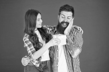 Gelmiş geçmiş en iyi babam için. Babalar gününü kutlayın. Aile değerleri kavramı. Dostane ilişkiler. Baba Hipster ve kızı. Hediye sürprizi. Kırmızı arka plan üzerinde Adam sakallı baba ve sevimli küçük kız kızı