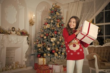 Xmas önce sabah. Yeni yıl tatili. Yeni Yılınız Kutlu Olsun. Noel mutlu küçük kız. Teşekkür ederiz. Noel. Çocuk tatil keyfini çıkarın. küçük kız çocuk xmas hediyesi seviyor. Noel geliyor