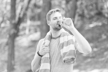 Su insan sağlığı için vazgeçilmezdir. Fit atlet açık eğitim sırasında su şişesinden bir içki olan. Susamış sporcu sıcak yaz gününde saf su içiyor. Vücut su dengesini korumak