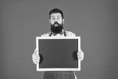 Mutlu saatler. Cafe dükkanı reklamcılığı. Önlüklü adam sakallı hipster. Kara tahta kopyalama alanı ile Şef. Reklam yeri. Mağaza satışı. Kara Cuma indirimi. Reklam konsepti. Tarife göre yemek pişirme