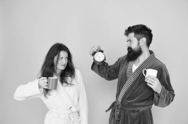 Uyanma ve güzel günler zamanı. Erkek kocası kahve ve saat tutuyor. Her sabah kahveyle başlar. Bornozlu ve kupalı bir çift. Sakallı ve uykulu kadın ile Adam sabah kahve veya çay keyfini çıkarın