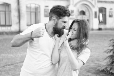 Kızgın hipster ve güzel bir kadın. İlişkiler sorunu. Aile krizi kavramı. Şiddeti durdurun sosyal hareket. Nefsi müdafaa. Şiddet ve saldırganlık. Aile kuralları. Çift kadına karşı şiddete maruz