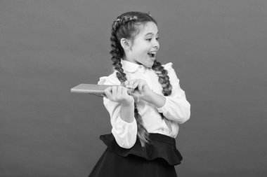 Etkinlik kitap yazma hazırlama. Okuma becerileri. Dil eğitimi. Bilgiye ulaşmak. Eğitim kavramı. Sevimli küçük çocuk kitap tutuyor. İlginç bir hikaye. Okul egzersiz kitabı ile sevimli küçük kız