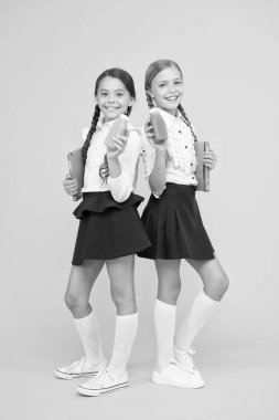 Günlük ve mandıra. Yemek vakti. Kitaplı küçük kızlar. Oku ve yaz. Mutlu kızlar derste not defteriyle ders çalışırlar. Okula dönüyorum. Öğrenciler kütüphanede meyve suyu içerler. Sağlıklı yemek. Sağlıklı kahvaltı.