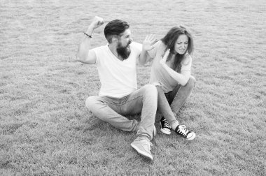 evli çift birbirleriyle birlikte alamadım. Boşanma. kadın onun agresif erkek arkadaşı korkuyor. sakallı adam kız arkadaşı dövüyor. Şiddet ve saldırganlık. Çift şiddet acı