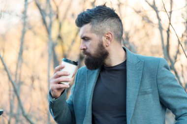 Kendime ayıracak vaktim var. Hippi kağıt kahve fincanı tutuyor. Kahve molası. İş adamı sakallı adam dışarıda kahve içer. Giderken iç. Düşünceli sakallı hippi kahveyi tercih eder.