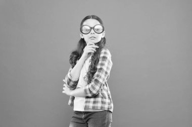 Uv koruması. Optik ve görme. Çocuk mutlu iyi görme. Güneş gözlüğü yaz aksesuarı. Görme ve göz sağlığı. Bakım görme. Ultraviyole koruma çok önemli iken polarizasyon daha fazla tercih