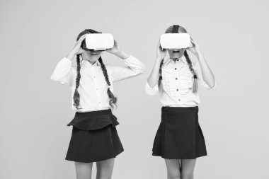 O kadar gerçek ki. Çocuklar kablosuz sanal gerçeklik gözlüğü takıyor. Mutlu çocuklar modern teknolojiyi kullanır. Gelecekteki eğitim. Okula dönüyorum. Dijital gelecek ve yenilik. Sanal gerçeklik. VR kulaklıklı küçük kızlar