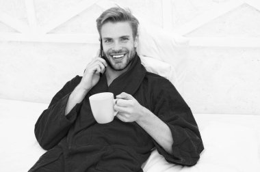 Mola zamanı. Mola sırasında bornozlu mutlu adam yatakta dinleniyor. Yatak odasında kahve molası sırasında cep telefonuyla konuşan yakışıklı bir adam. Banyo spa molasından sonra eğleniyorum.