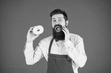 Şeker hakkında gerçek gerçekleri. Olmaz. Hipster baker sırlı tutun çörek kırmızı zemin üzerine sakallı. Cafe ve pastane kavramı. Tatlı çörek baker dan. Adam önlük tutun sevimli tatlı yemek baker sakallı