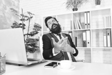 Verimlilik konsepti. Başarılı bir işadamı. Adam ofis işçisi müzik kulaklıklar dinlerken. İyi bir ruh hali ve ilham. Motivasyonel müzik. Muhasebeci sigorta ajanı favori müzik ile rahatlatıcı