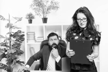 Ofis yönetiminden sorumlu müdür. Arka planda patron ile Şehvetli ofis yöneticisi. Seksi bir görünüme sahip proje yöneticisi. Yönetici ofisinde klasörü tutan sevimli sekreter