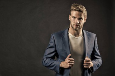 Mavi takım elbiseli genç yakışıklı adam
