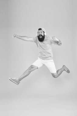 Ritim enerjisi. Müzik kütüphanesi. Müzik hayranı. Adam hareket halinde müzik kablosuz kulaklık lar dinleyin. Sakallı adam müzikten hoşlanır. Aceleci hareket. Hipster dans atlama kulaklık gadget. İlham verici şarkı