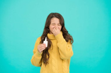 Hapşırıyorum. Çocuk etkili ilaçlar kullanıyor. Kız burun damlası tutuyor. Alerji konsepti. Ev tedavisi. Burun, plastik şişe düşürür. Etkili burun spreyi. Grip konsepti. Burun akışı ve soğuk algınlığının diğer belirtileri