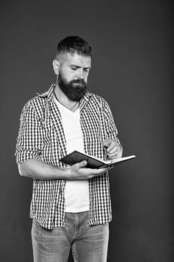 Yetişkin öğrenciler için eğitim kursları. Not defteri ile iş programı planlama. Zaman yönetimi ve organizasyon becerisi. Adam yakışıklı sakallı çalışma. Görevlerin listesi. Çok çalış. Çalışmak için asla geç değil.