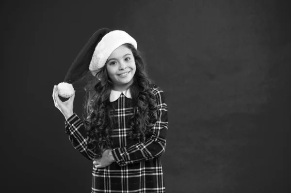 Nieuwjaarsfeest. Sinterklaas. Een klein meisje met een kerstmuts. Cadeau voor Kerstmis. Jeugd. Fijne wintervakantie. Klein meisje. Kerstinkopen. Wees positief. Uitdrukkelijke positiviteit. kopieerruimte. — Stockfoto