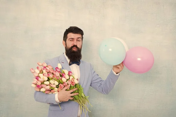 Es un placer. cita de amor con flores. Feliz Cumpleaños. Ramo de primavera. 8 de marzo. Día de las mujeres. Hombre de negocios maduro formal barbudo corbata de lazo con flores de tulipán. novio de novia en fiesta de boda — Foto de Stock