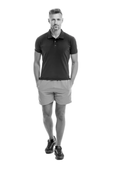 Estilo deportivo. Ropa de hombre y ropa de moda. Hombre rostro tranquilo posando con confianza fondo blanco. El hombre se ve guapo con camisa y pantalones cortos. Traje deportivo de hombre. Concepto de moda. Hombre modelo ropa tienda —  Fotos de Stock