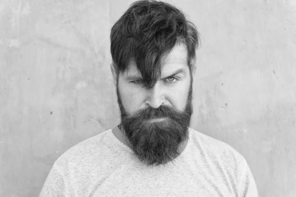 Skär smällar. Cool hipster med skägg behöver frisyr. Frisörsalong och ansiktsvård. Hipster livsstil. Brutal vacker mogen hipster man. Bearded Man trendig stil. Skägg och mustasch grooming. Långt hår — Stockfoto