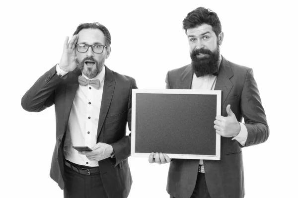 Bienvenue à bord. hommes barbus tenir tableau noir de publicité. partenaires célèbrent start-up entreprise isolée sur blanc. hommes d'affaires formels utilisent le téléphone, copier l'espace. annonce. invitation de partie de conseil — Photo