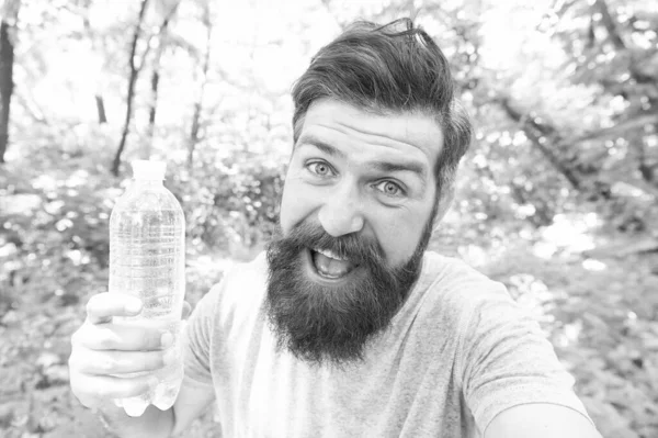 Törst är allt. Törstig man. Bearded Man Holding flaska dricksvatten för att släcka sin törst. Törst eller uttorkning. Törstsläckning — Stockfoto