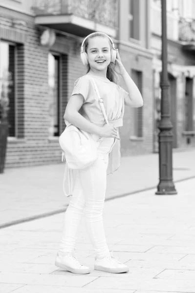 La musique devrait être votre évasion. Adorable petit enfant profiter de la musique jouant dans les écouteurs. Petite fille appréciant sa musique préférée. Enfant mignon écoutant de la musique en écoutant des écouteurs — Photo