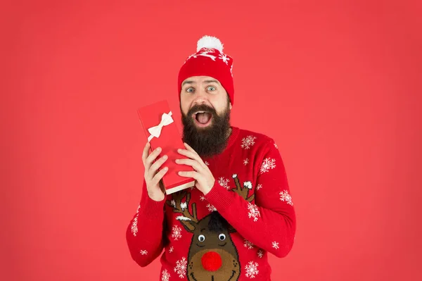 Encontre presentes online. Feliz Ano Novo. homem barbudo alegre depois de fazer compras. Homem de chapéu. Férias de inverno. a sua camisola favorita. Feliz Natal. Feliz Natal. Tenho um presente de Natal. descontos sazonais. presente de santa — Fotografia de Stock