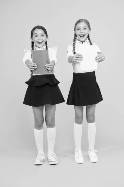 Παιδιά με σχολικά ημερολόγια για σημειώσεις. Χαριτωμένες μαθήτριες που κρατούν βιβλία μαθημάτων. Τα σχολικά παιδιά μαθαίνουν να διαβάζουν βιβλία. Πίσω στο σχολείο. Μικρά κορίτσια με βιβλία εργασίας για γράψιμο. Σπουδές σε μικρές ομάδες — Φωτογραφία Αρχείου