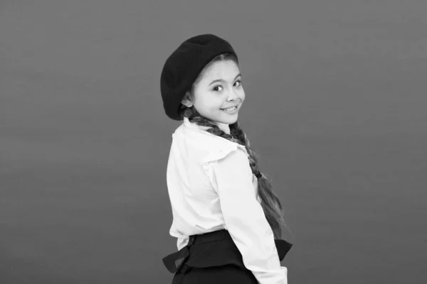 Σχολική ιδέα μόδας. Μαθήτρια φορούν τυπική σχολική στολή και καπέλο μπερέ. Παιδί όμορφο κορίτσι μακριά μαλλιά πλεκτό. Φανταχτερό στυλ. Ένα κοριτσάκι με πλεξούδες έτοιμα για το σχολείο. Μιλάς Γαλλικά; — Φωτογραφία Αρχείου