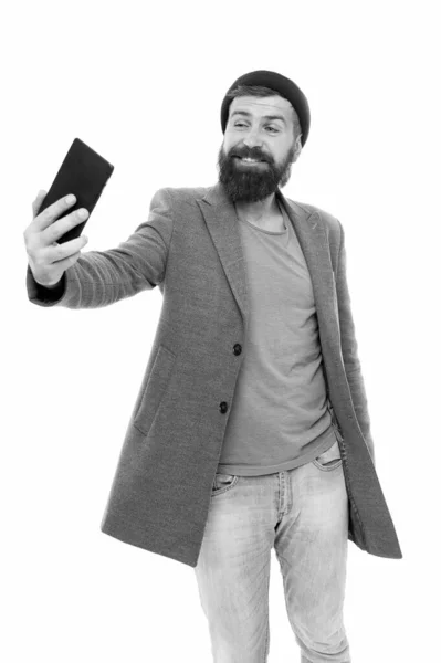 Kein Selfie-Stick erforderlich. Glücklicher Hipster, der ein Selfie mit dem Smartphone in der Hand macht. Ein bärtiger Mann lächelt in die Selfie-Kamera. Selfie mit Selbstvertrauen — Stockfoto