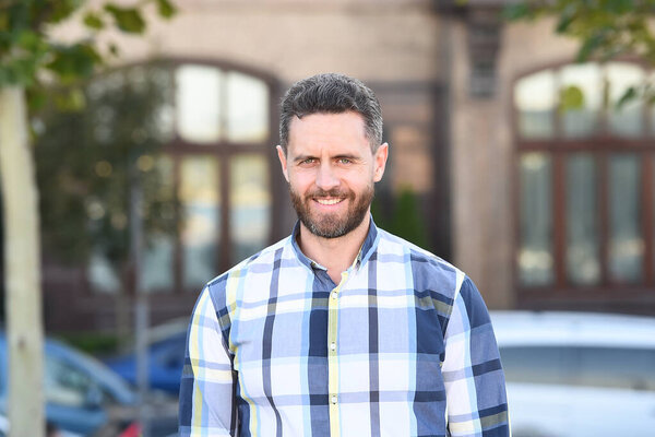 Отлично смотрится в этой рубашке. Зрелый мужчина на городском фоне. Красивый зрелый взрослый человек в повседневном стиле. Зрелый человек с небритыми усами и стильной стрижкой. Модные тенденции для взрослых
